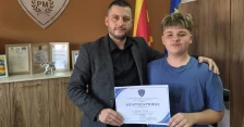 Пример за чесност: 14-годишниот Илија пронајде 46.000 денари и му ги врати на сопственикот