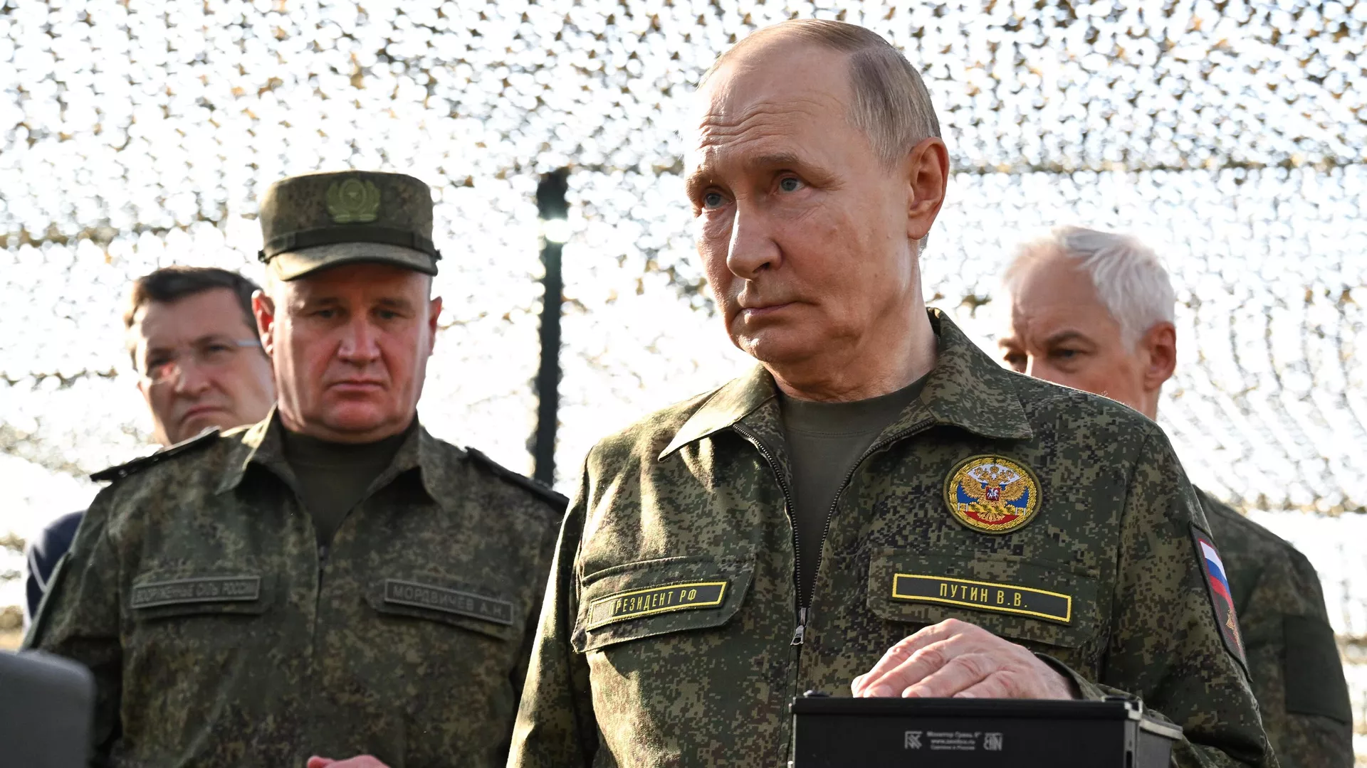 Путин раководеше со нуклеарни вежби по одложувањето на средбата со Трамп – седел сам на бел и тркалезен стол, пред огромни екрани