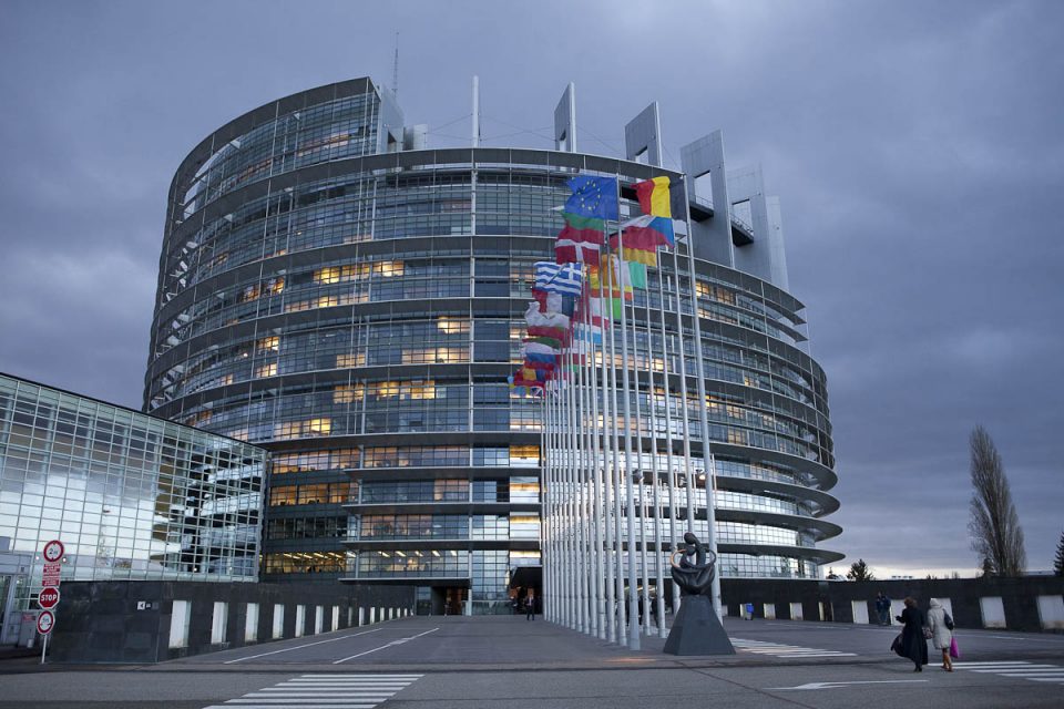 Европскиот парламент ја поддржа забраната за увоз на руски гас и нафта