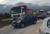 Полицијата им пиша казни на активистите кои ги блокираат камионите на „Бехтел и Енка“ во Прилепско