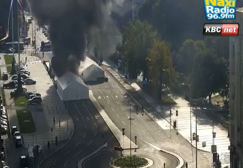 (Видео) Голем пожар во кампот „Чациленд“ пред српскиот Парламент во Белград