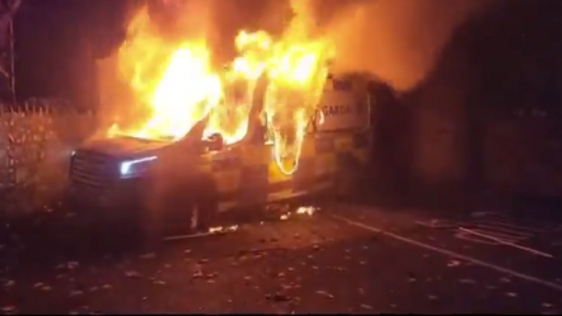 (Видео) Антиимигрантски демонстрации во Даблин – Запалено полициско возило!
