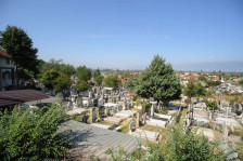 ,,Наместо преполни гробиштата со храна, да се нахрани некој што е гладен“ – апелираат свештениците