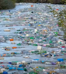 Сите се криви само тие не: Слабите комунални услуги се причина за пластичниот отпад во Вардар, велат од министерство за животна средина