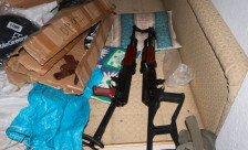 Сандак со куршуми, автоматски пушки, 500 стебла канабис пронајдени во кафеана во Мешеишта