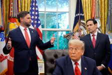 Венс ги отфрла шпекулациите за соперништво со Рубио