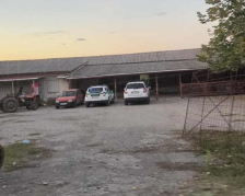 (Фото) Службено возило на „Македонски шуми“ пред штаб на политичка партија во валандовско Брајковци