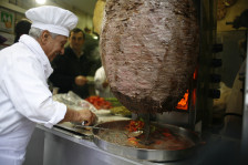 УЛИЧНИ ПРОДАВАЧИ НА ХРАНА ВО ИСТАНБУЛ УАПСЕНИ ЗА УБИСТВО ОД НЕБРЕЖНОСТ: Се затруло цело семејство, а двете деца и мајката починале