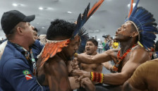 Амазонските племиња излегоа на протест, Македонците не