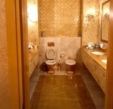 ВРЕЌИ ПОЛНИ СО ПАРИ, ЗЛАТЕН ТОАЛЕТ, ТАЈНИ СНИМКИ – БЕС владее во Украина поради КОРУПЦИСКИОТ СКАНДАЛ