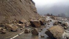 Се расчистува одрон на патот Делчево – М.Каменица