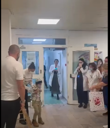 (Видео) Радосна вест: Дамјан ја победи болеста и заѕвони на ѕвончето во Детската клиника