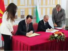 Николоски и Караџов го потпишаа Договорот за железничкиот тунел на Коридор 8