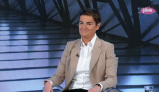 Брнабиќ: „Вучиќ е крив“ што Србите сакаат Нова Година на Сејшелите и на Маврициус