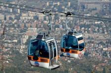 Спасени четири лица на Водно, меѓу кои и дете, заглавени на жичарата поради невреме