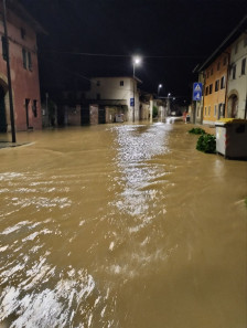 Хорор во Италија: Реките се излеваат, свлечишта проголтуваат куќи, се бараат исчезнати