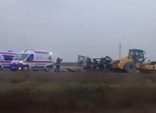 Тешка сообраќајна несреќа во Србија: четири лица загинаа во судир на комбе и работна машина – валјак