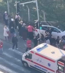 (Видео) Автомобил се заби во група луѓе во Белград, има повредени