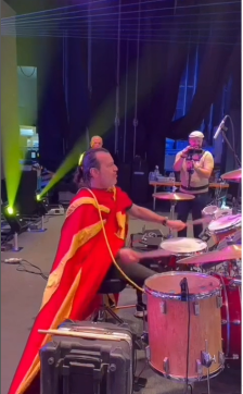 Аца Лукас со македонското знаме на себе ја пее „Јовано Јованке“ – по приведувањето напиша „Ја сакам Македонија“