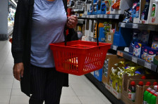 Газдите не престануваат со притисоците да се работи во недела, синдикатите не ја даваат