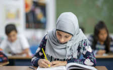 Косово ја потврди забраната за носење хиџаб во јавните училишта