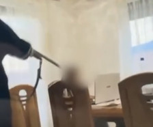 Хорор сцени во Крушево: 15-годишно девојче си игра и вперува пушка на 11-годишниот брат!