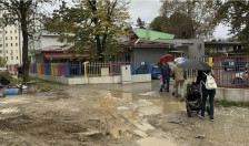 Дождливо утро: Родители и деца се „борат“ да поминат низ раскопан каллив влез во градинка во Аеродром