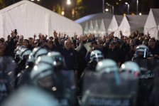 Топовски истрели и димни бомби низ Белград: Полицијата удри на граѓаните