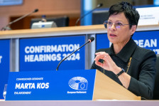 ЕУ до кандидатките: изберете страна пред членство — порача комесарката Марта Кос