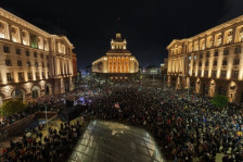 Хаос во Бугарија: Демонстранти ги блокираа пратениците во парламентот, владата го повлече спорниот нацрт-буџет