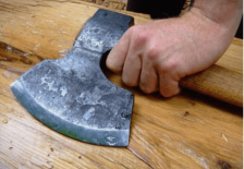 Жена со секира го нападнала невенчаниот сопруг