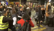 (Видео) Поддржувачи на Вучиќ го гаѓале новинарот Шаровиќ со шишиња и со петарди — полицијата не реагирала