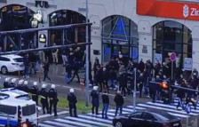 (Видео) Нови немири во Црна Гора: колона хрватски навивачи нападната со камења