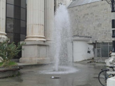 Мини „водна фонтана“ меѓу зградите предизвика поплава кај АЕК