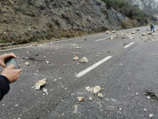 Сообраќајот на патот Крива Паланка – Деве Баир е прекинат поради одрон