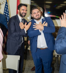 Зохран Мамдани „леташе орли“ со пријатели од Албанија