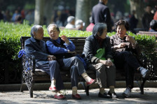 Нема зголемување на старосната граница за пензионирање, пензионерите ги спасуваат децата и внуците од сиромаштија