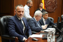 Фетаи тврди дека Владата не се откажала од уставните измени