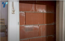 Тетовчанка остана без дневна светлина, соседот изградил зграда веднаш до прозорецот, за општината и државата се е чисто