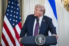 (Видео) Трамп го удри вратата од тоалетот во авионот