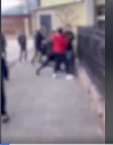 (Видео) Вознемирувачки сцени од жестока тепачка на ученици во Сарај, летаат боксови и клоци, а дел снимаат со телефони