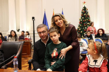 (Видео) Сопругата и синот на Мицкоски на гости во Влада