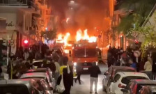 ПЕТ МОЛОТОВИ КОKТЕЛИ ФРЛЕНИ ВРЗ ПОЛИЦИСКА СТАНИЦА ВО АТИНА!