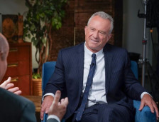 Кенеди презема чекори за забрана на болниците да извршуваат интервенции за промена на пол кај деца