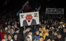Масовни протести против Фицо во Словачка