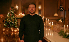 (Видео) Божиќна порака на Зеленски: Се бориме за мир!