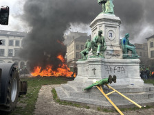 Палежи и демолирање на протестот на земјоделците пред Европскиот парламент во Брисел