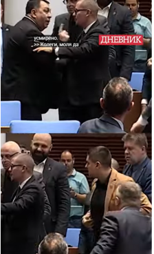 Хаос во Собранието на Бугарија: Летаат клоци и боксови меѓу пратениците