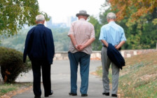 Српските пензионери ќе добијат зголемени пензии пред Божиќ, минималната плата се зголемува на 550 евра