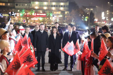 (Фото) Фала Мицкоски: Меџити ја пречека албанската министерка без македонско знаме